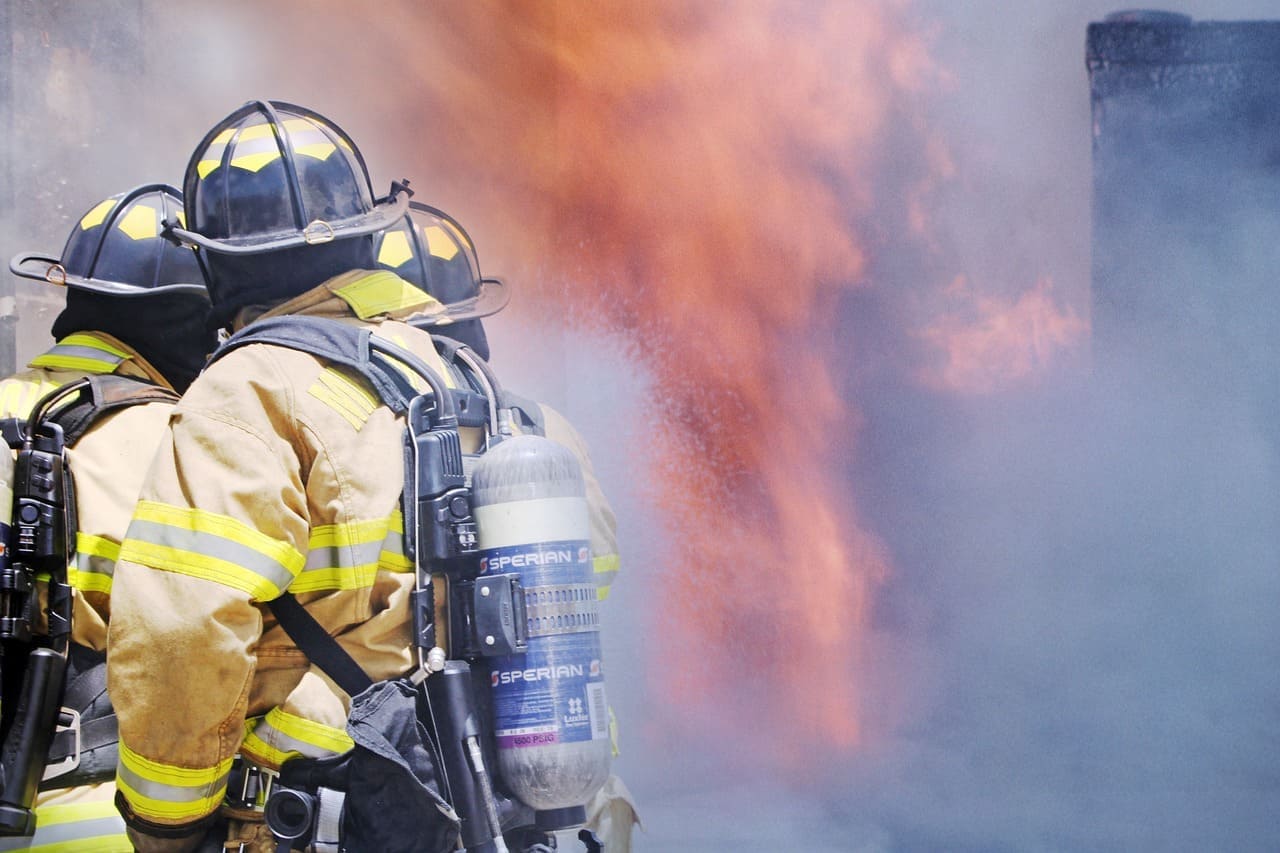 imagem bombeiro apagando incêndio