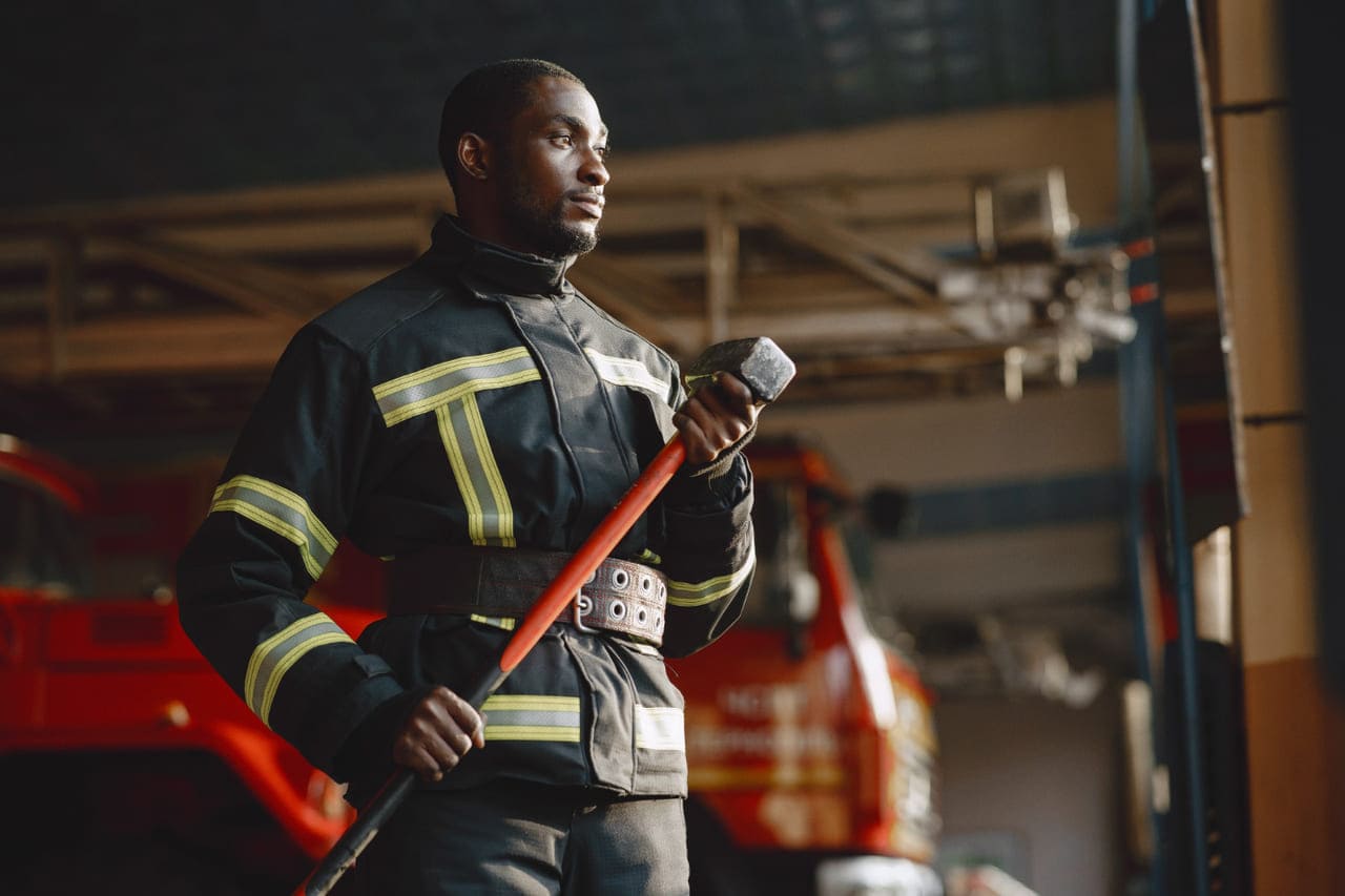 imagem bombeiro apagando incêndio