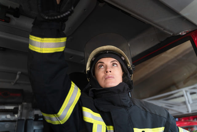 imagem bombeiro feminina com equipamento de segurança .