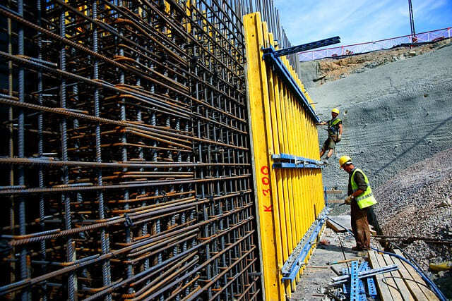 Imagem trabaladores na obra com EPIs.